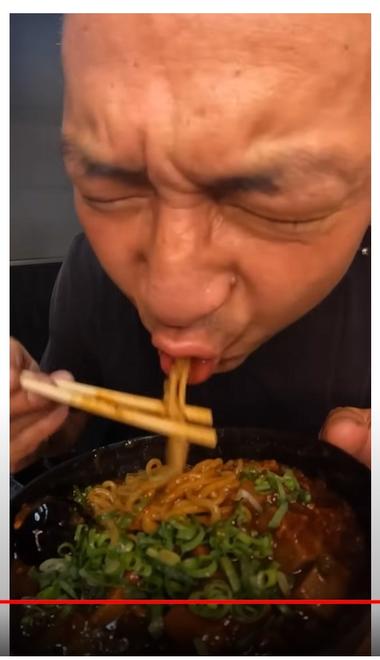 图片[4]-油管上卡车司机博主，夸张的嘬面方式和….-网创风向标论坛-网络创业-网创圈